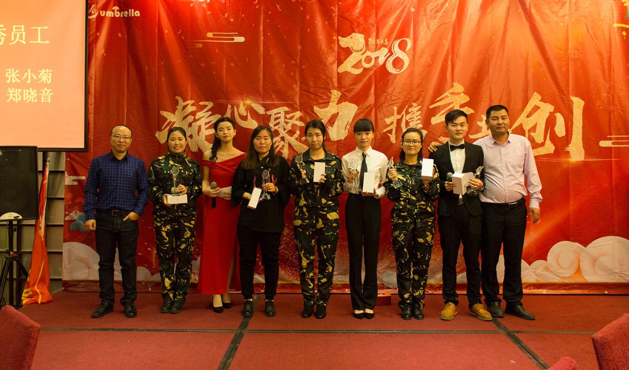歐（ōu）凱傘業供應部總監陳磊、品牌部總監（jiān）任曉曉為優秀員工頒獎